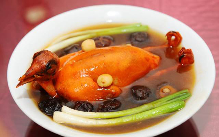 Nấu thịt chim sẻ với các vị thuốc Đông y để sử dụng có công dụng điều trị yếu sinh lý và bồi bổ cơ thể