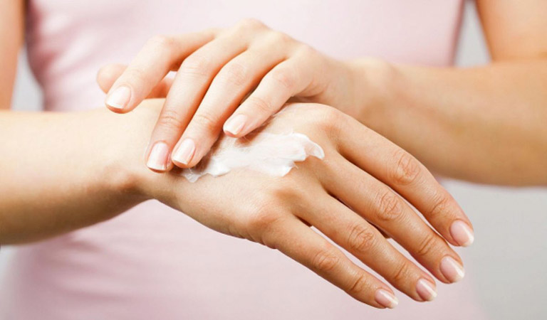 Tay nổi đốm nâu như đồi mồi phải xử lý như thế nào?